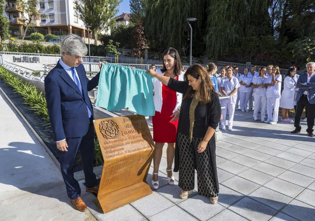 El gerente, junto a la consejera de Inclusión Social y a la alcaldesa.