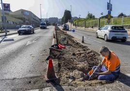 Los operarios trabajan en la supresión de la mediana para ganar espacio para el nuevo carril.