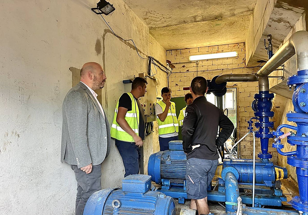 El alcalde de Laredo, Miguel González, en su visita al depósito