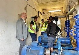 El alcalde de Laredo, Miguel González, en su visita al depósito