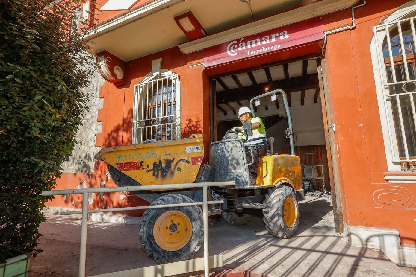 Un operario extrae cascotes y residuos fuera del edificio de La Llama, este jueves, durante las tareas para rehabilitar el inmueble. 