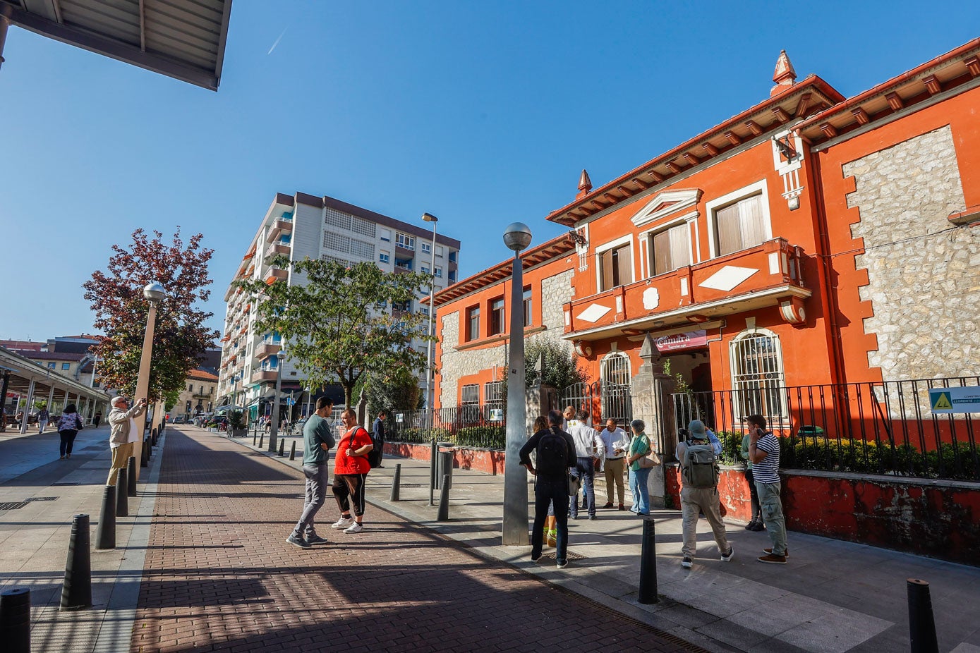 El edificio de La Llama albergará la Oficina de Atención al Ciudadano, una Oficina de Atención Telefónica, el Servicio de Estadística, un salón de usos múltiples, un despacho de Alcaldía y los de los grupos municipales, según avanza el Consistorio. 