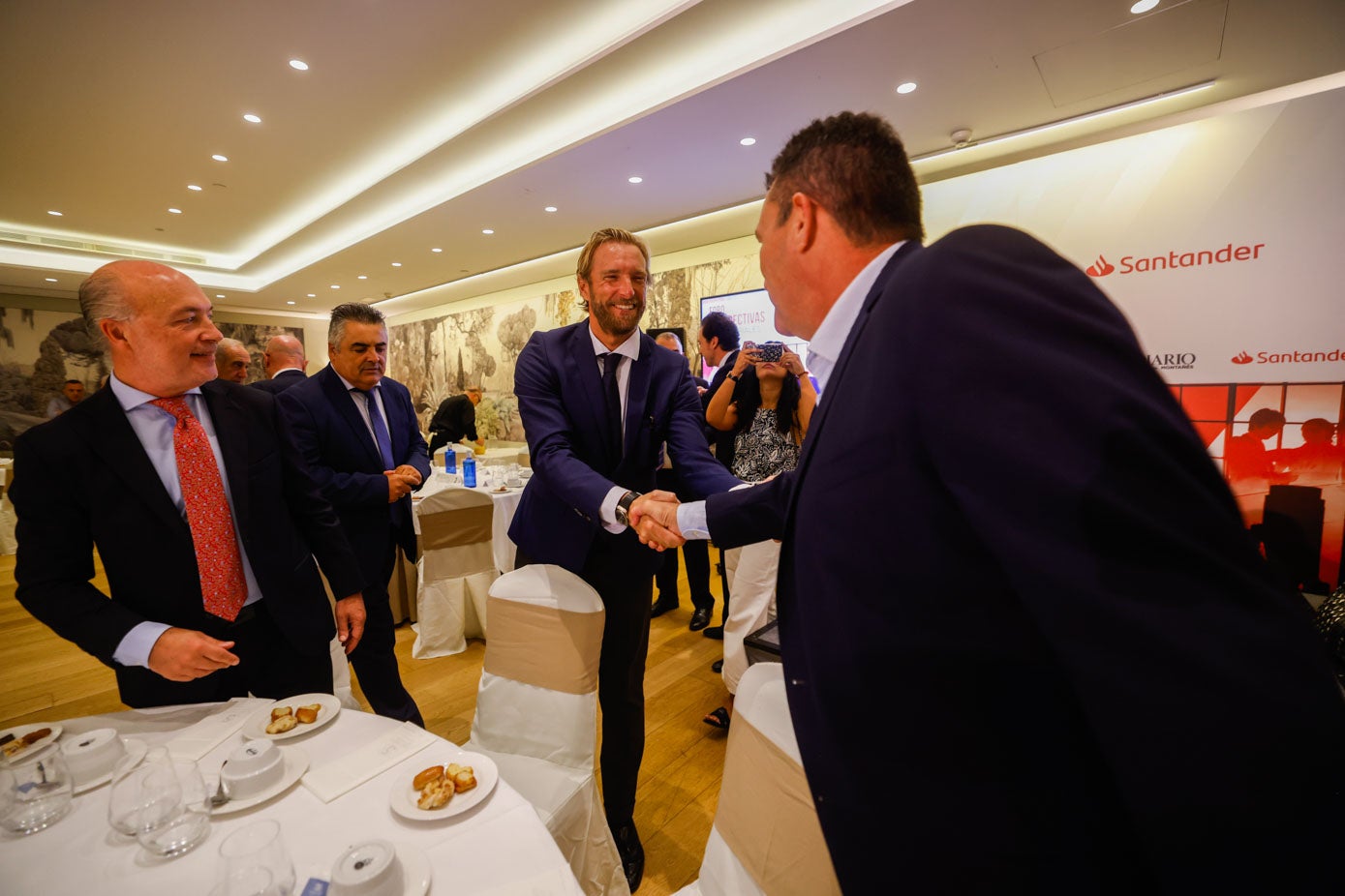 Antonio Cornadó y Felipe Piña saludando al delegado de Defensa, Emiliano Blanco.