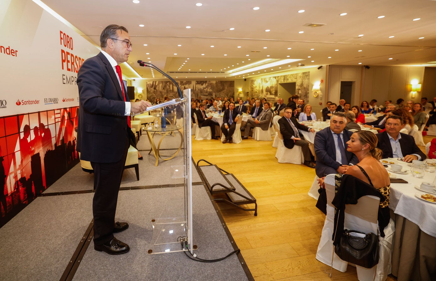 Manuel Iturbe, director territorial de Banco Santander de Cantabria y Asturias, durante su intervención en la jornada. 