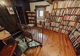 La librería de libro viejo, situada en la casa del inglés Alastair Carmichael, en Lloreda de Cayón, está repleta de tesoros, como primeras ediciones o libros dedicado por el autor.