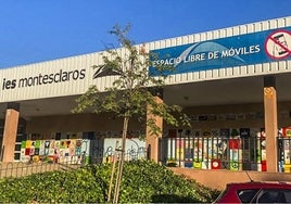 Fachada del IES Montesclaros, de Reinosa, con la pancarta de 'Espacio libre de móviles'.