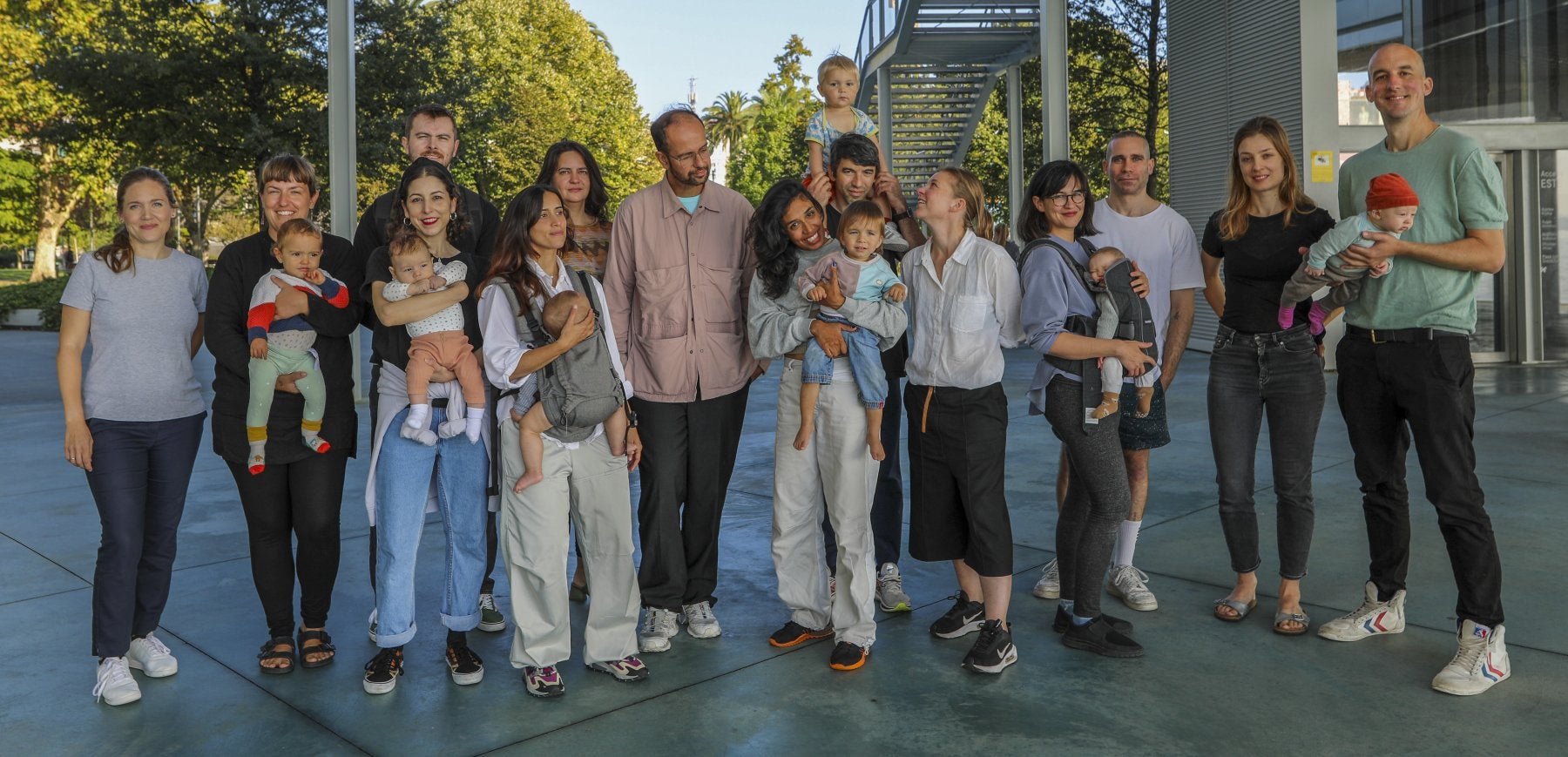 Tino Sehgal, en el centro, con parte de su equipo, instalado en Santander hasta febrero, que forma parte de la acción creativa.