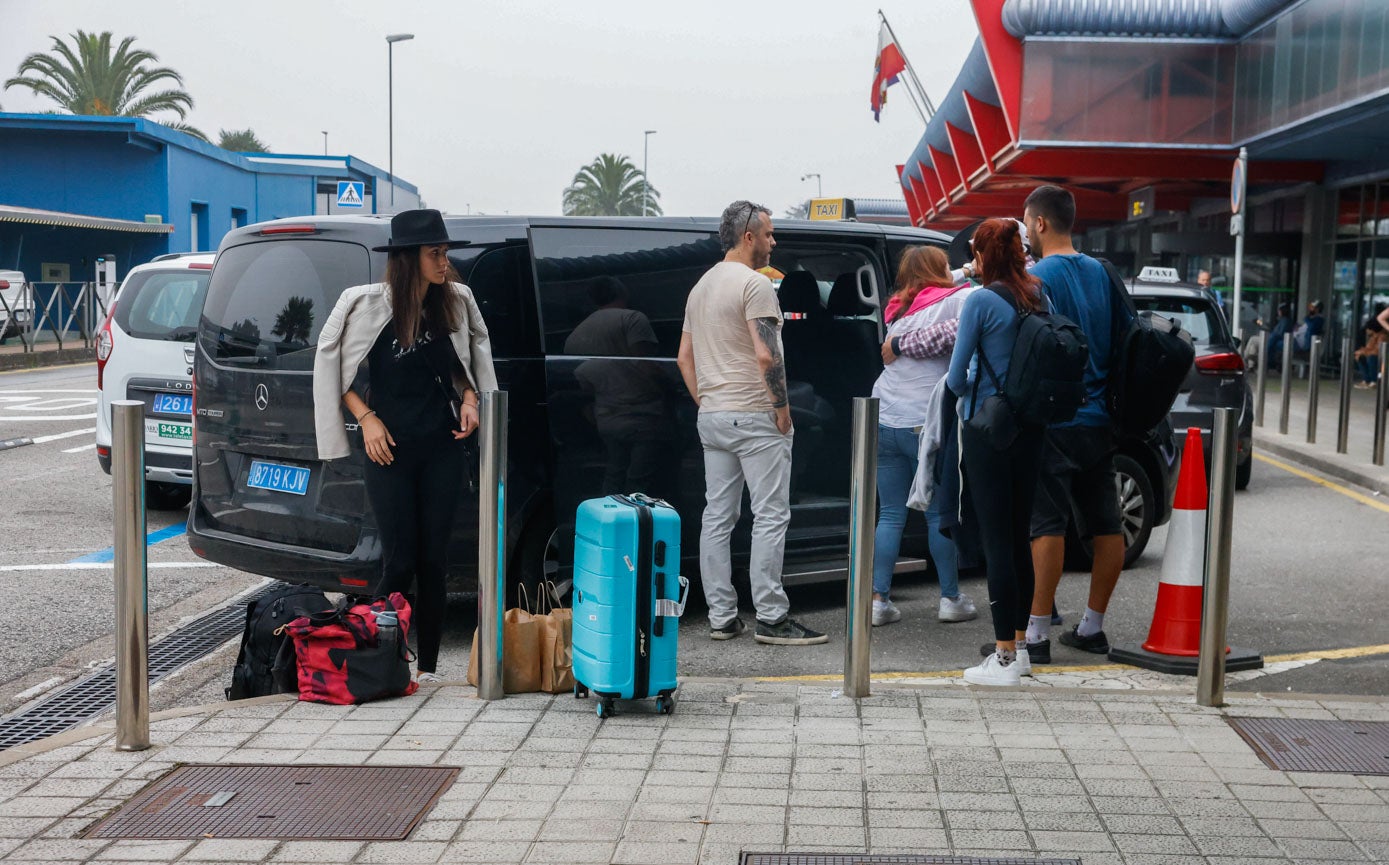 Los pasajeros llegaron al aeropuerto preocupados porque tenían que llegar Londres y coger otro vuelo. 