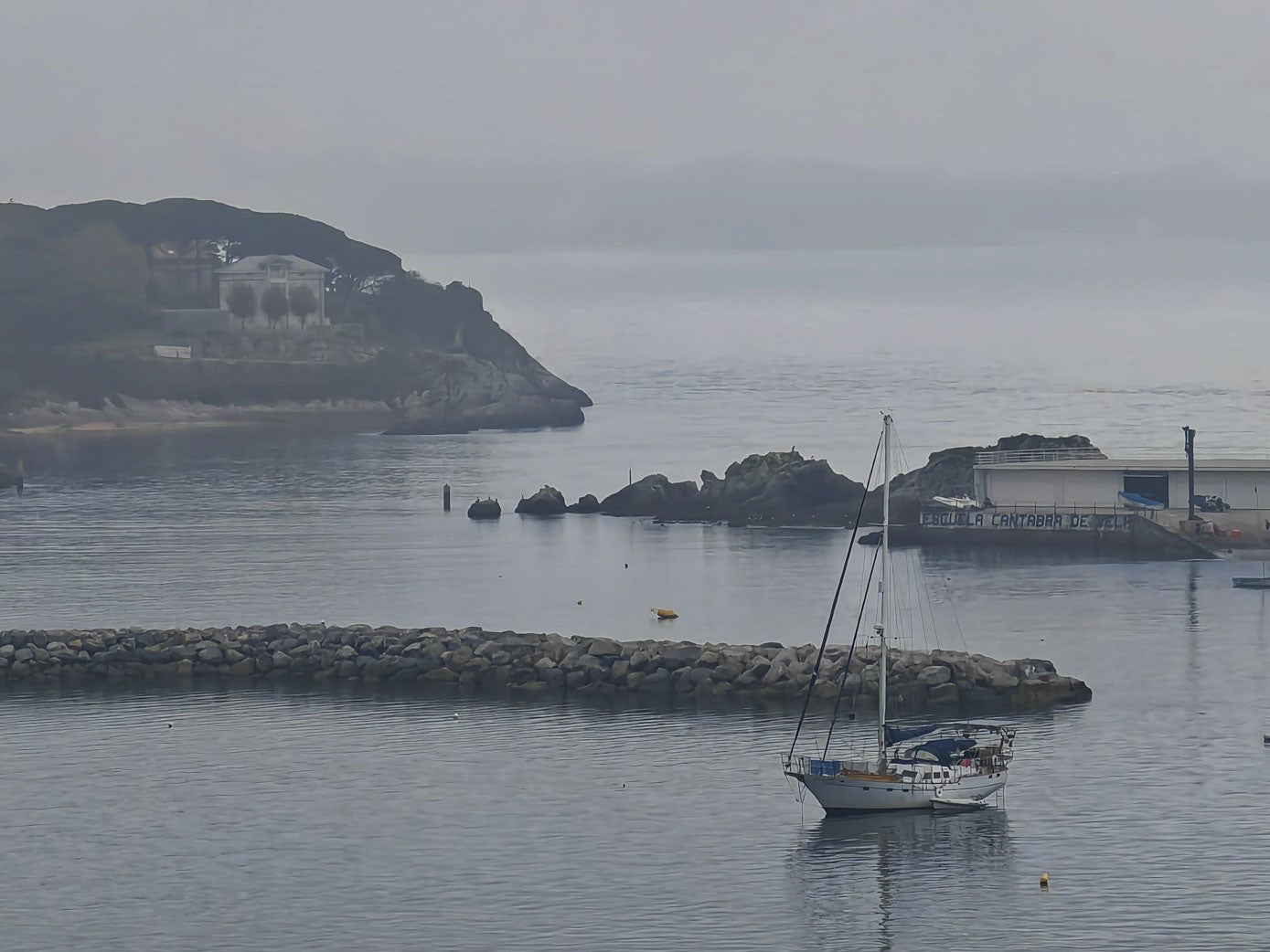 La niebla se entremezcla con el agua desde primera hora en la Bahía.