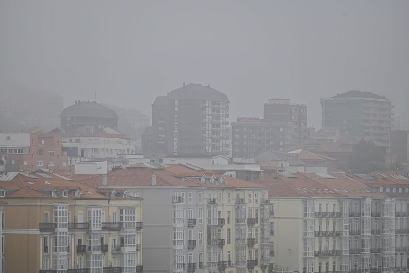 Niebla sobre los tejados de Santander.