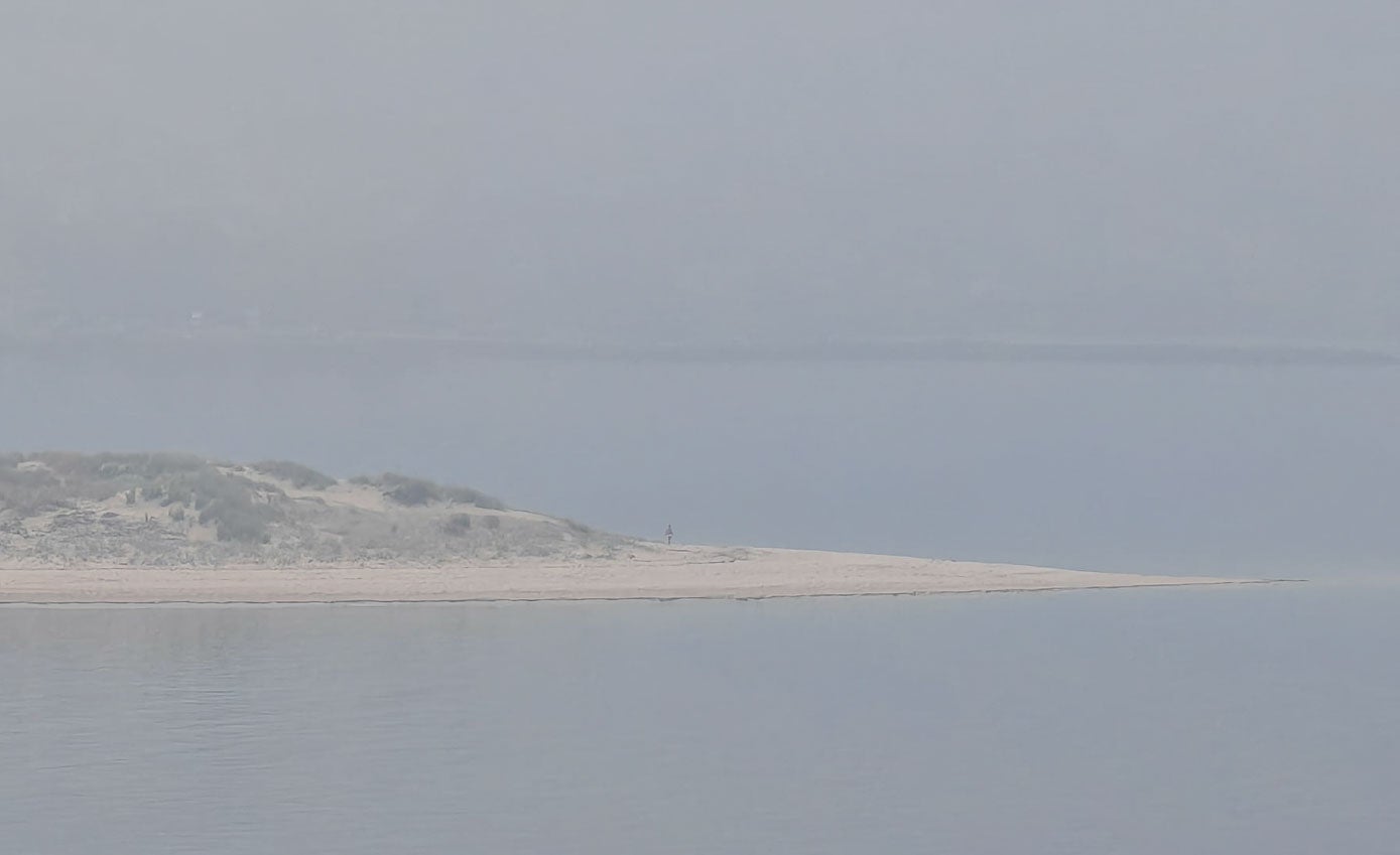 La Playa del Puntal, entre la densa niebla.