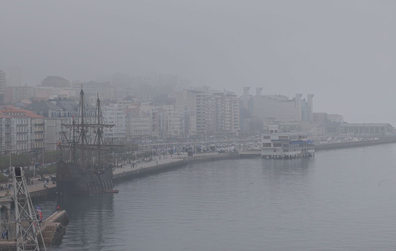 Toda la ciudad ha amanecido envuelta en neblina. 