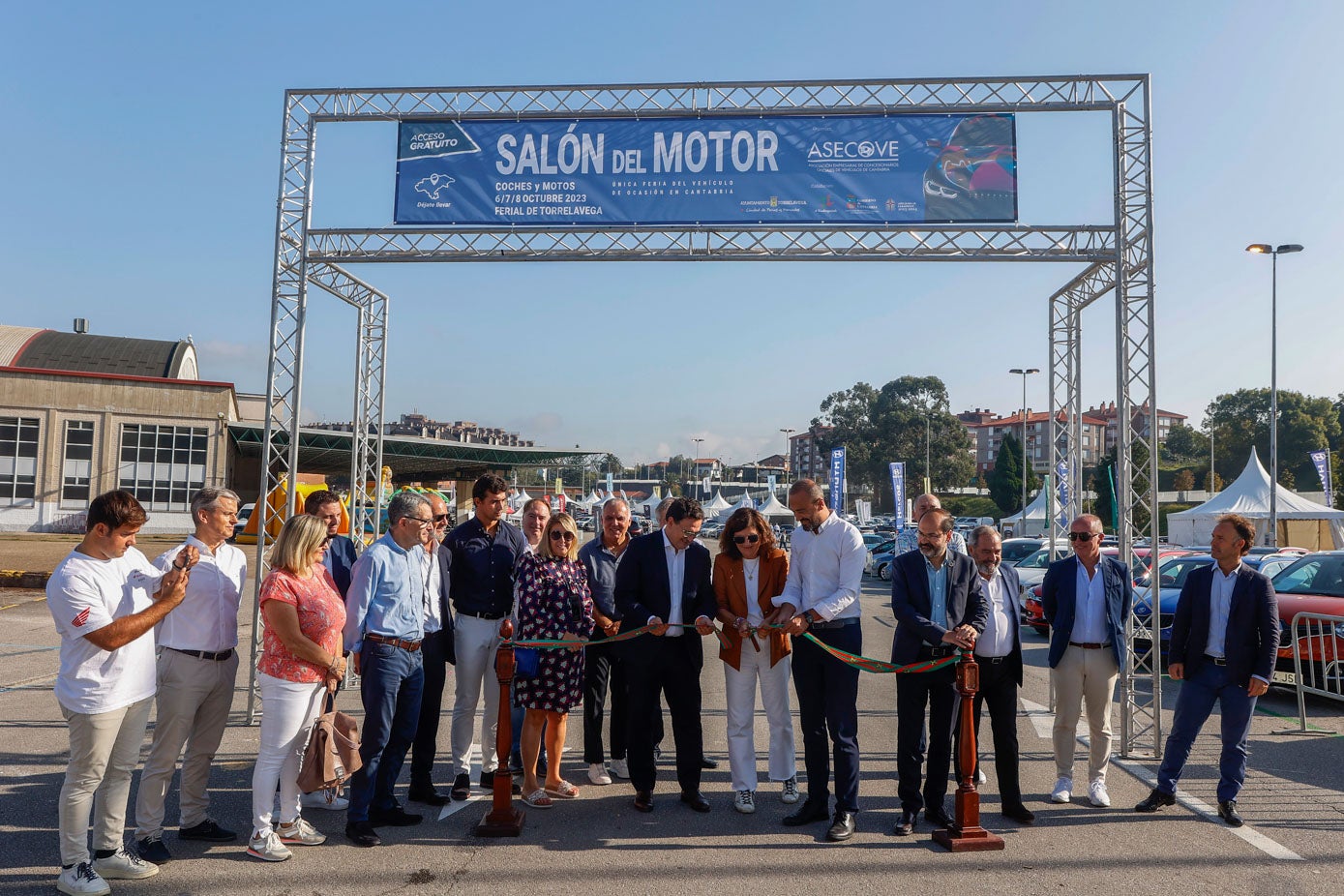 La presidenta de Asecove, Natalia de los Arcos, el alcalde, Javier López Estrada, y el director general de Comercio y Consumo, Rosendo Ruiz, entre otros responsables, se han encargado de inaugurar el evento este viernes por la mañana.