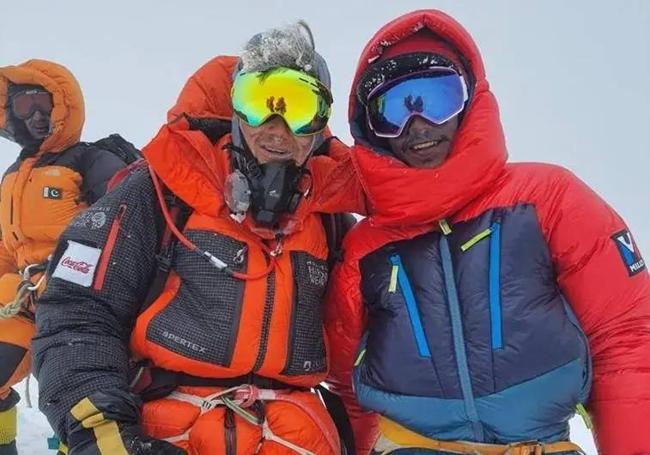 Los dos alpinistas, en la cima del Broad Peak. Abajo, Murtaza Sadpara en el hospital.