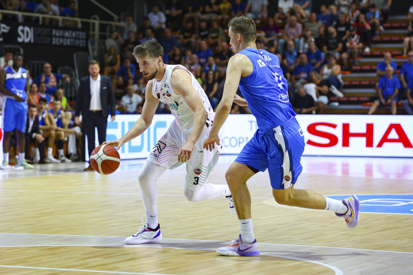 Vlad Voytso, del Alega, conduce la pelota ante un rival del Fuenlabrada