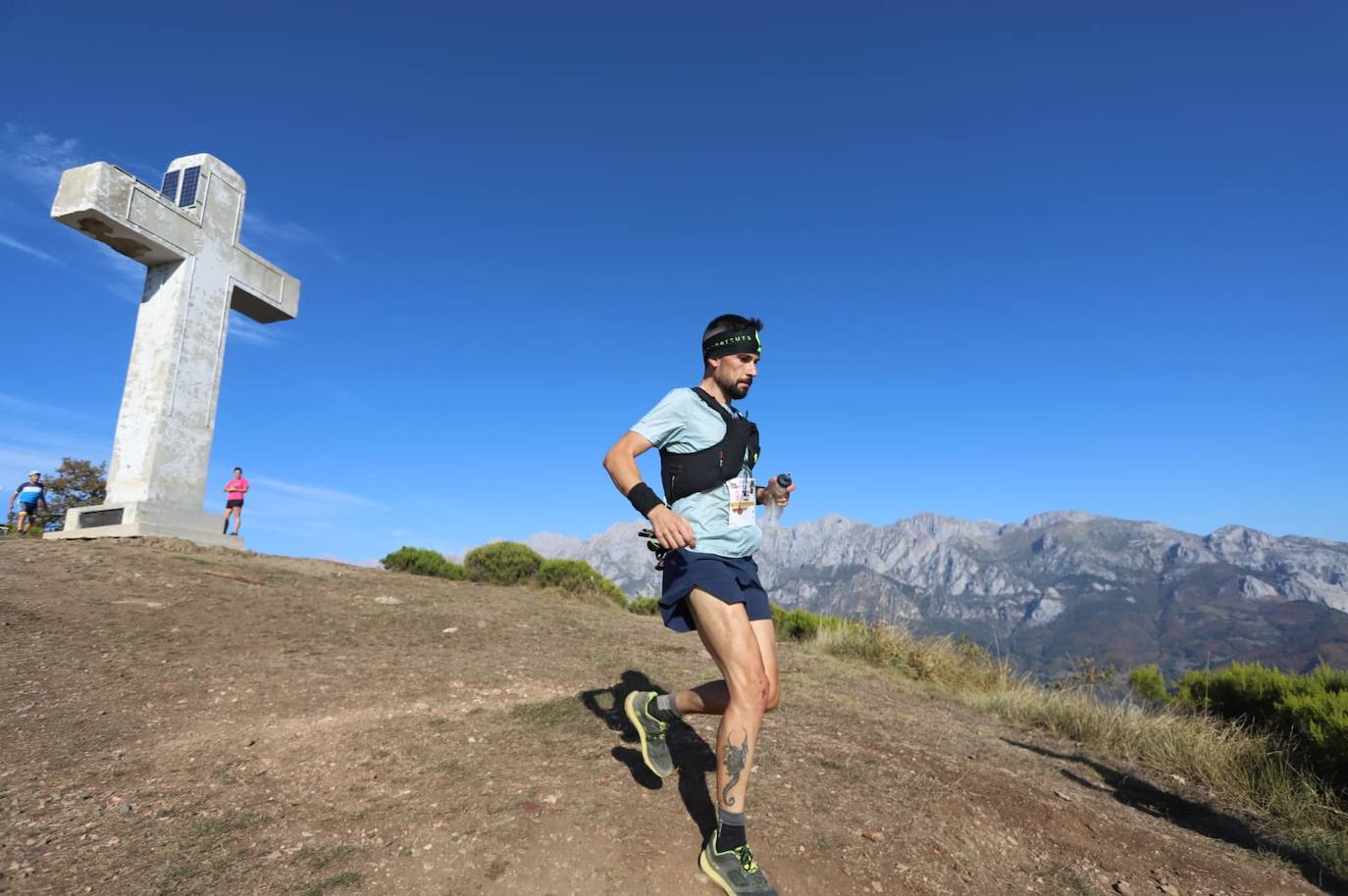 Borja Fernández, a su paso por la Cruz de Viorna en los Picos de Europa