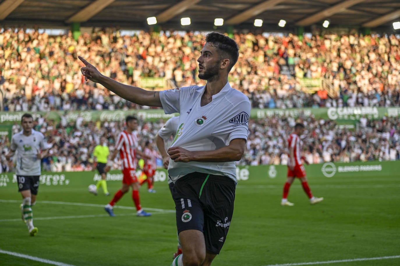 Andrés celebra su tanto.