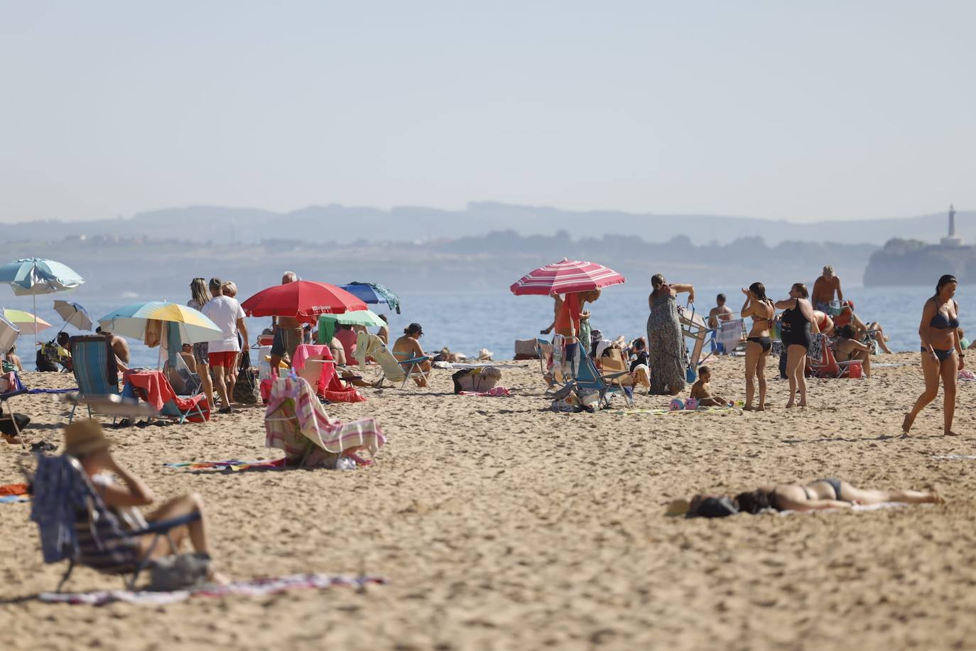 Sombrillas, bañadores y hamacas han poblado las playas este domingo.