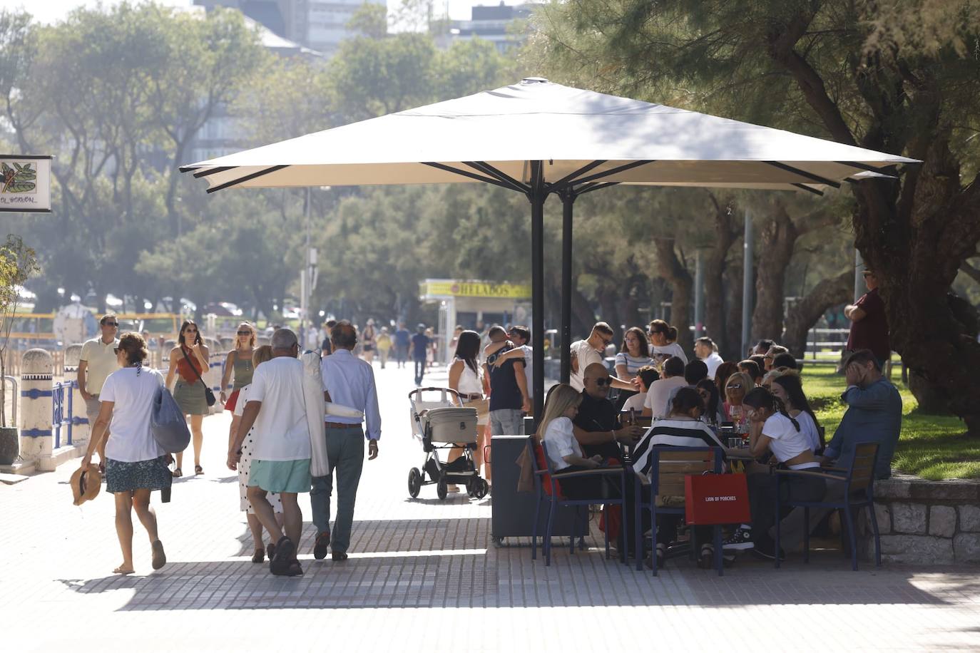 Y el buen tiempo también ayuda a la hostelería...terrazas hasta arriba.