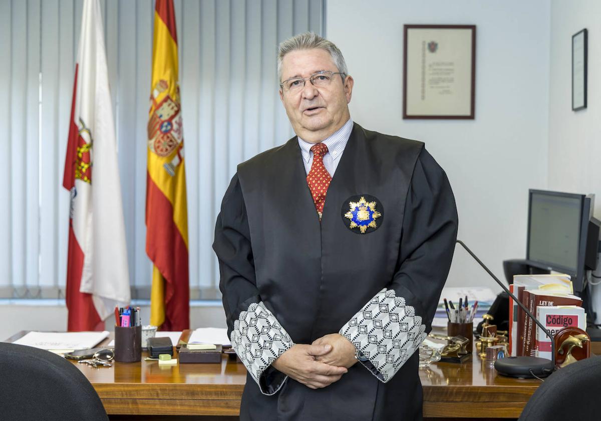 El magistrado José Hoya Coromina posa en su despacho del Juzgado de lo Penal de Santander, ubicado en la calle Alta.