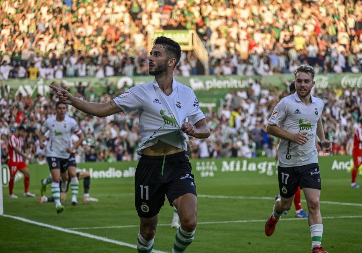 Andrés Martín celebra el primer gol del Racing en el partido frente al Sporting.