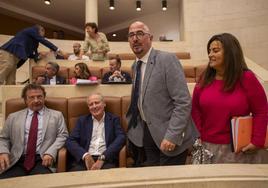 El consejero de Salud, César Pascual –de pie–, en el pleno.