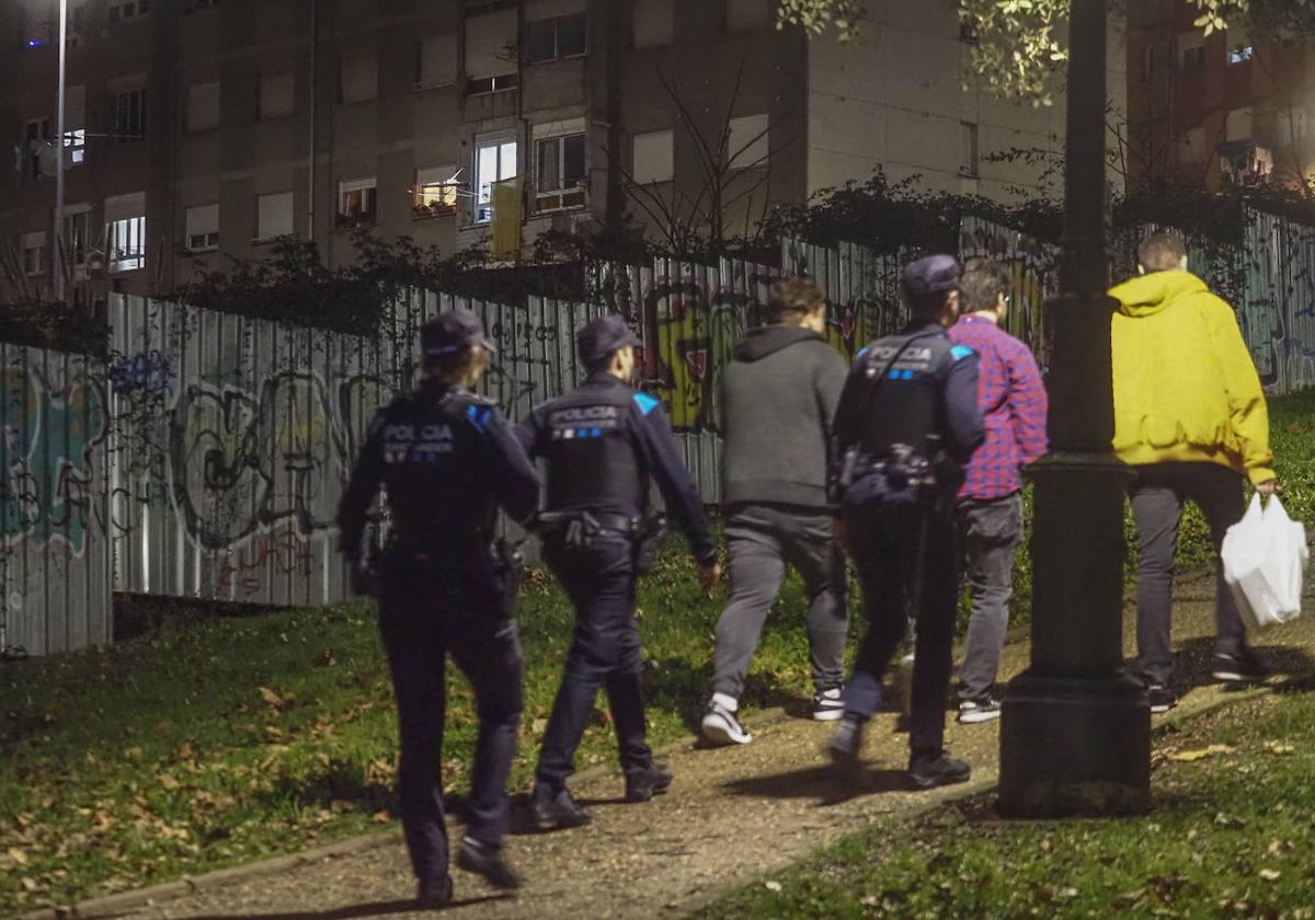 Agentes de la Policía Local durante la 'champanada' que se celebra en el parque de La Teja.