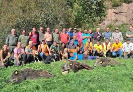 Cuadrilla 43, de Fernando González, con los tres jabalíes abatidos este pasado domingo en el lote cabuérnigo de La Mahílla.