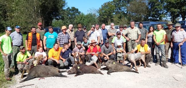 Miembros de la cuadrilla capitaneada por Luis Gutiérrez, con tres jabalíes cazados en el monte de Mozagruco.