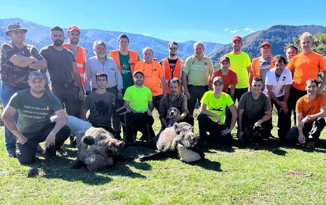 Integrantes de la cuadrilla 168, dirigida por Diego M. Diego, con dos jabalíes abatidos en el lote de La Bacera.