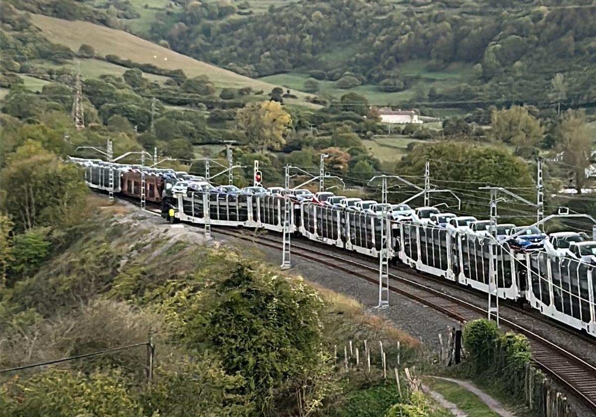 Vagones del tren descarrilado este lunes por la tarde en Lantueno