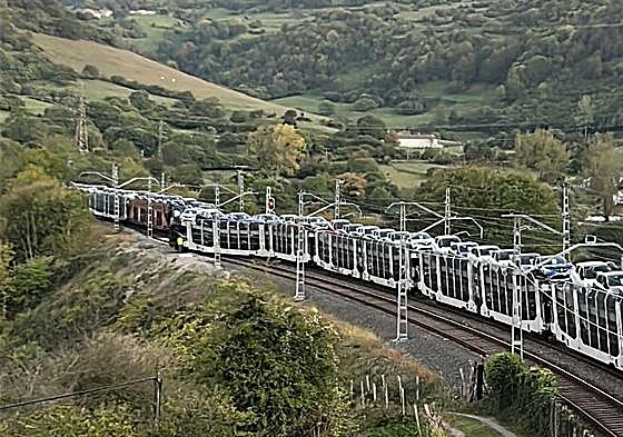 Vagones del tren descarrilado este lunes por la tarde en Lantueno