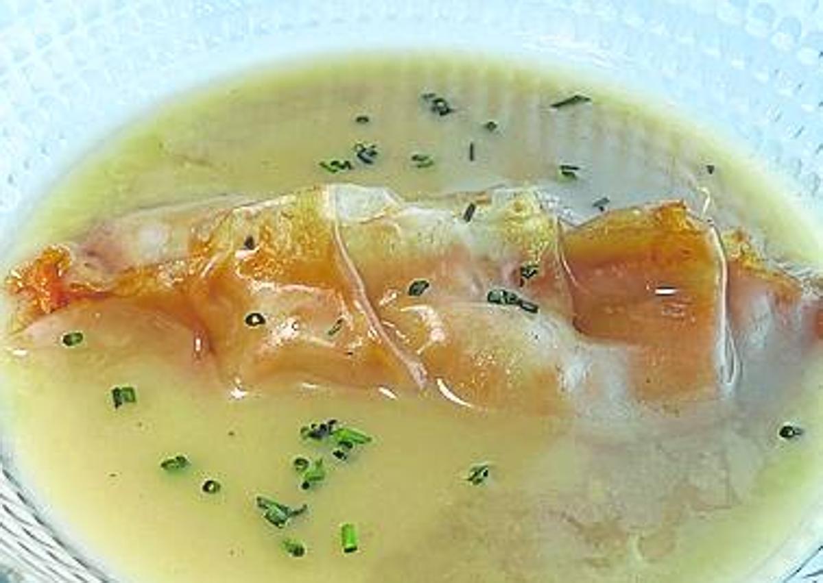 Imagen secundaria 1 - Arriba, canutillo, croqueta y mantequilla. Abajo, gyoza de bogavante y sopa thai. A la derecha, degustación de anchoas.