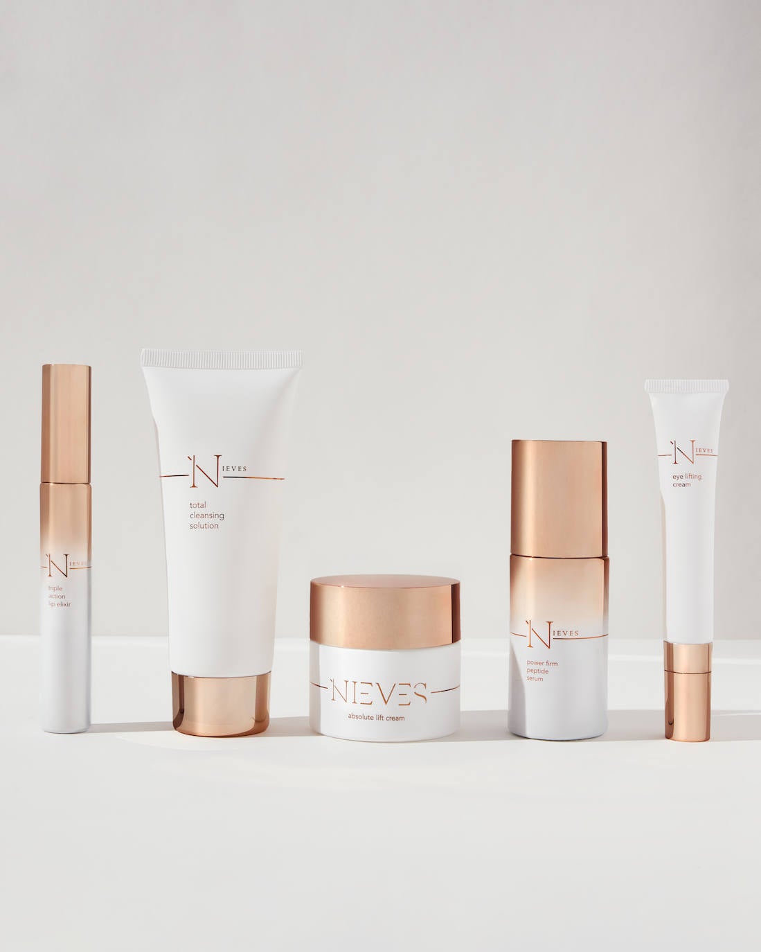 La línea de skincare 'Nieves by Nieves Álvarez' destaca por su enfoque en ingredientes cuidadosamente seleccionados que nutren y revitalizan la piel. Cuenta con una gama de cinco productos que componen una rutina de belleza completa.