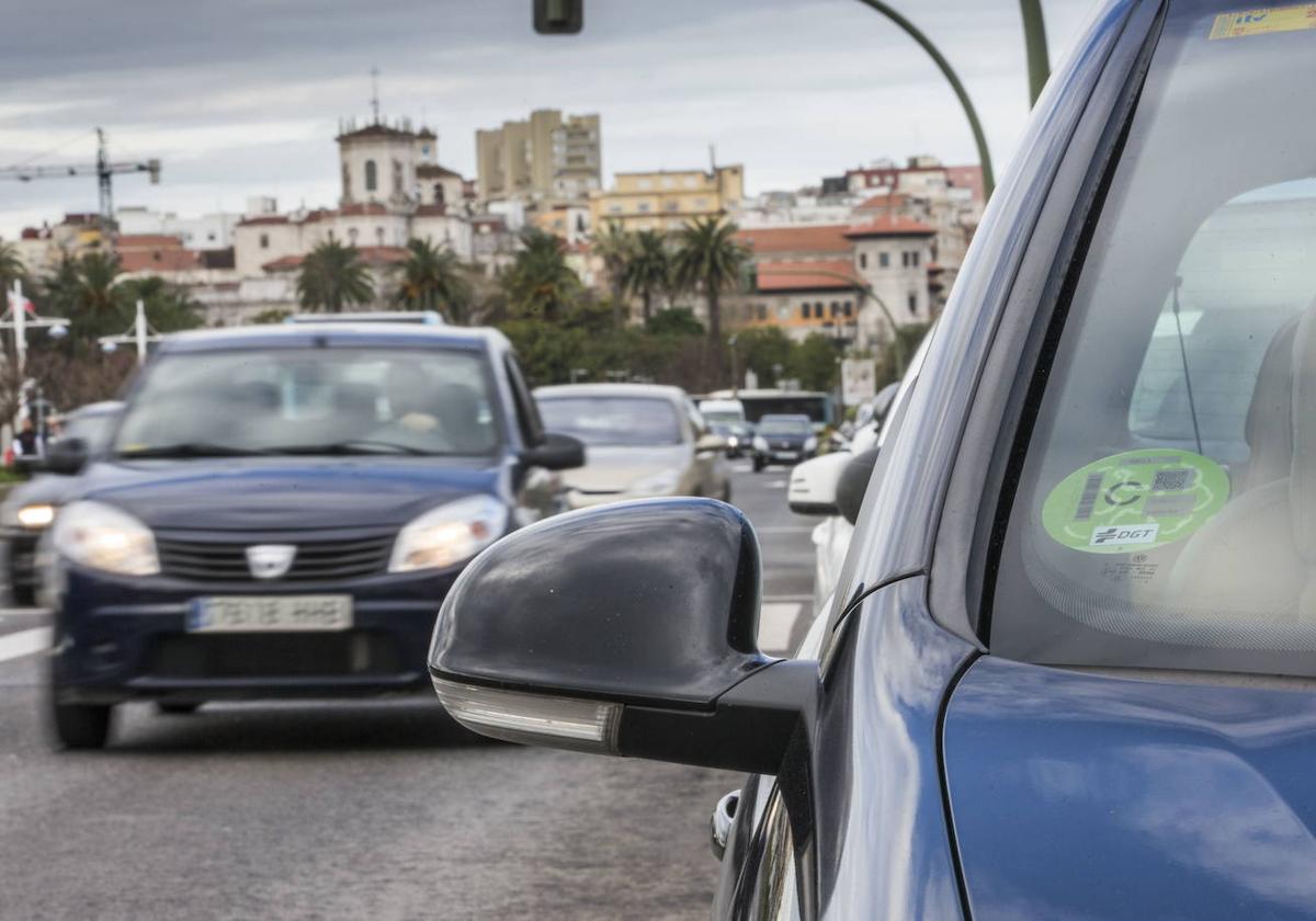 Un coche en Santander con el distintivo medioambiental.