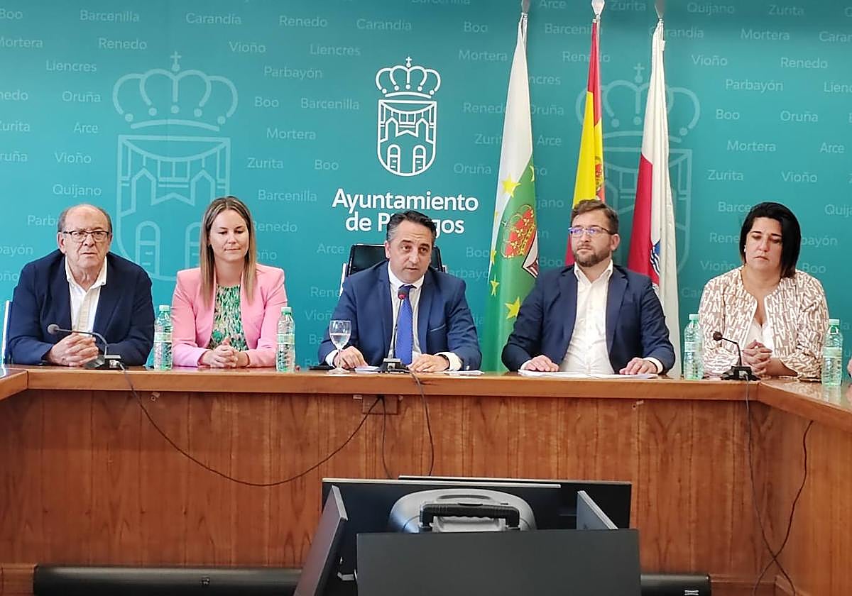 De izquierda a derecha, José Manuel Alegría, Carmen Bedoya, Carlos Caramés, César Blanco y Gloria Bárcena, durante el encuentro de este martes con los medios.