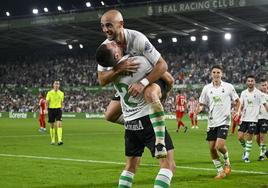 Ekain celebra con Mantilla su tanto ante el Sporting, que puso el 3-2 definitivo en el marcador.