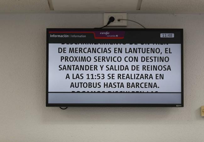 Pantalla informativa en la estación de Reinosa sobre los trasbordos.