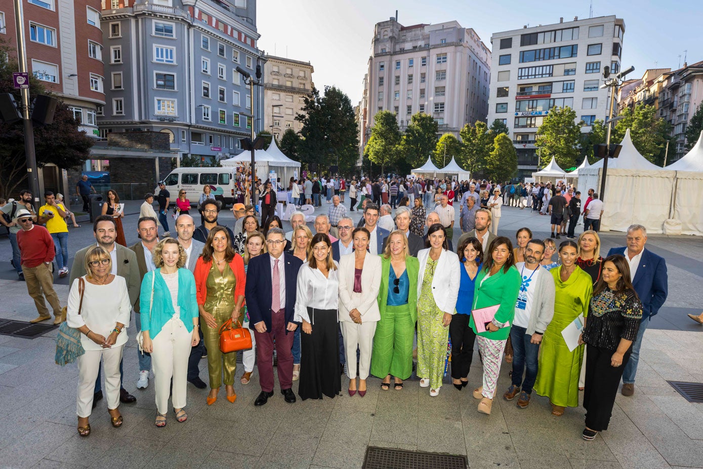 Políticos, representantes de instituciones y colaboradores de entidades posaron juntos en el Día Mundial de la Salud Mental. 