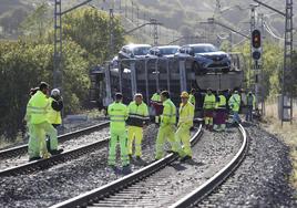Imagen: Ténicos de Adif y Renfe trabajan este mediodía junto a las grúas en la zona donde descarriló el tren. Vídeo: José Carlos Rojo informa desde la zona del accidente.