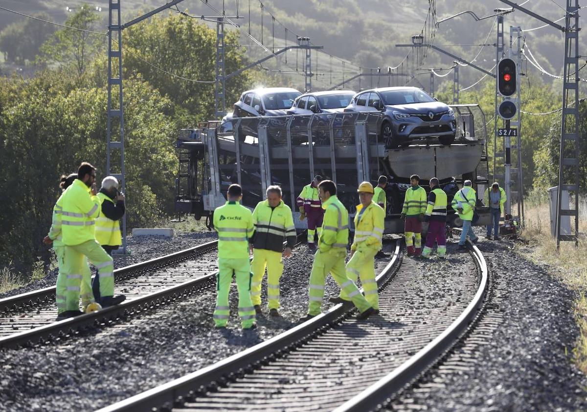 Imagen principal - Trabajos en la zona esta mañana y estado de las vías tras el accidente.