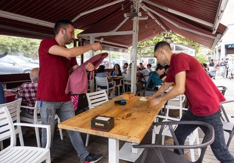 Unos camareros atienden una terraza en la zona de El Sardinero, en Santander.