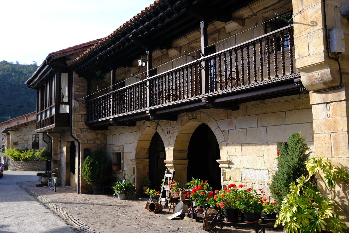 Detalle de una de las casas con solana y entrada de piedra, tipica de la localidad