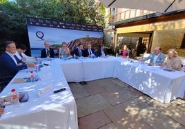 La casona de Juntad, en Liencres, acogió este miércoles el encuentro entre cuatro Consejerías, ocho ayuntamientos y la asociación Costa Quebrada para constituir el comité de gobernanza del Geoparque.