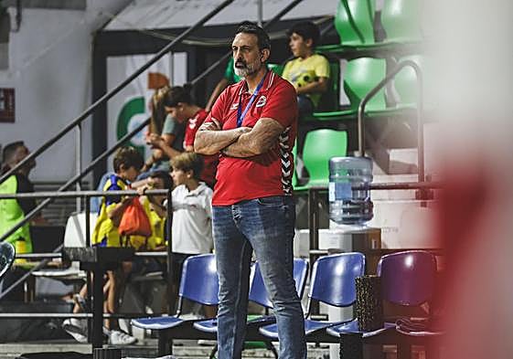 Garabaya, con rostro serio, antes del inicio del partido en Ciudad Real