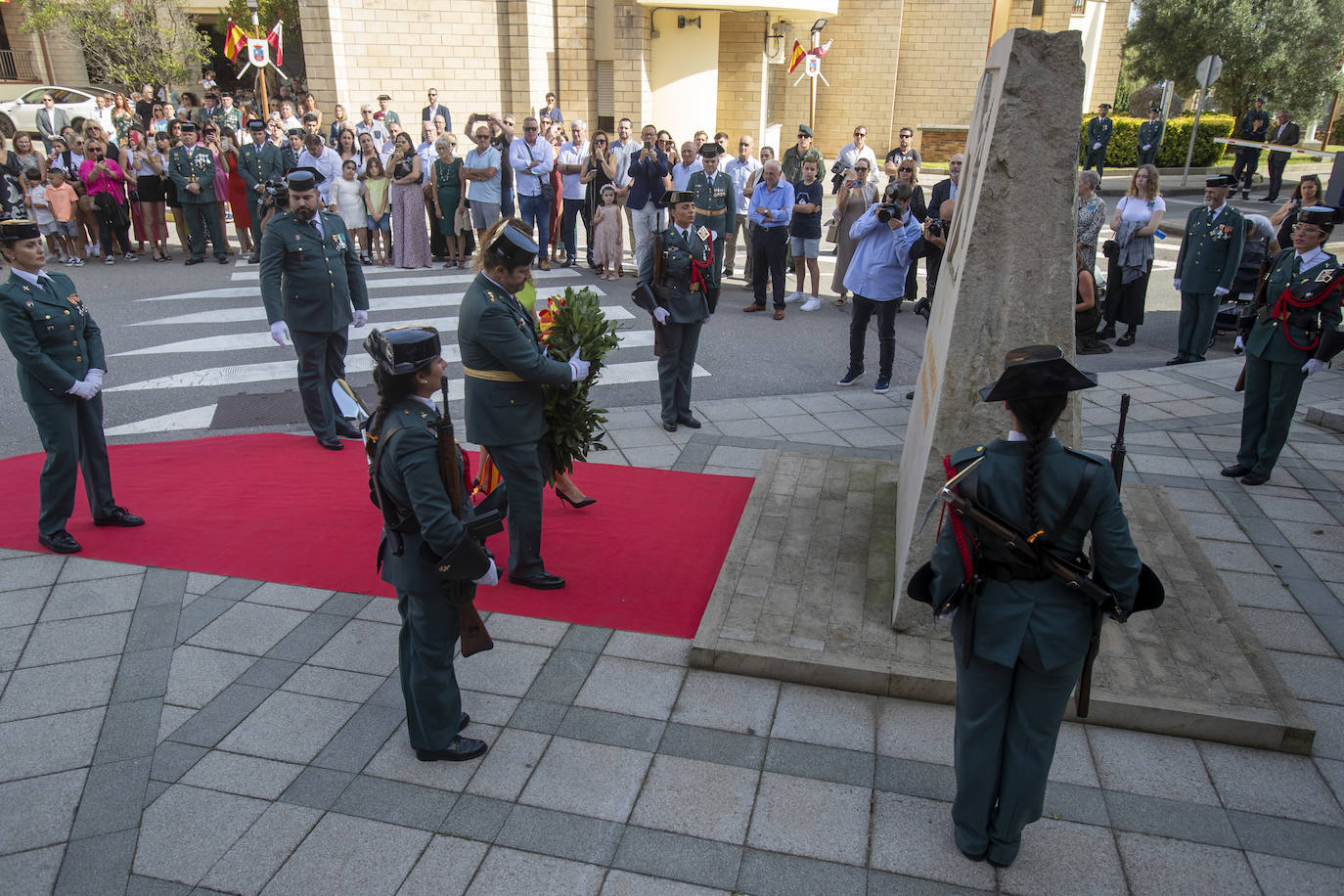 Ofrenda floral llevada a cabo por el coronel jefe de la Guardia Civil en Cantabria, Antonio Orantos, y la delegada del Gobierno, Ainoa Quiñones.