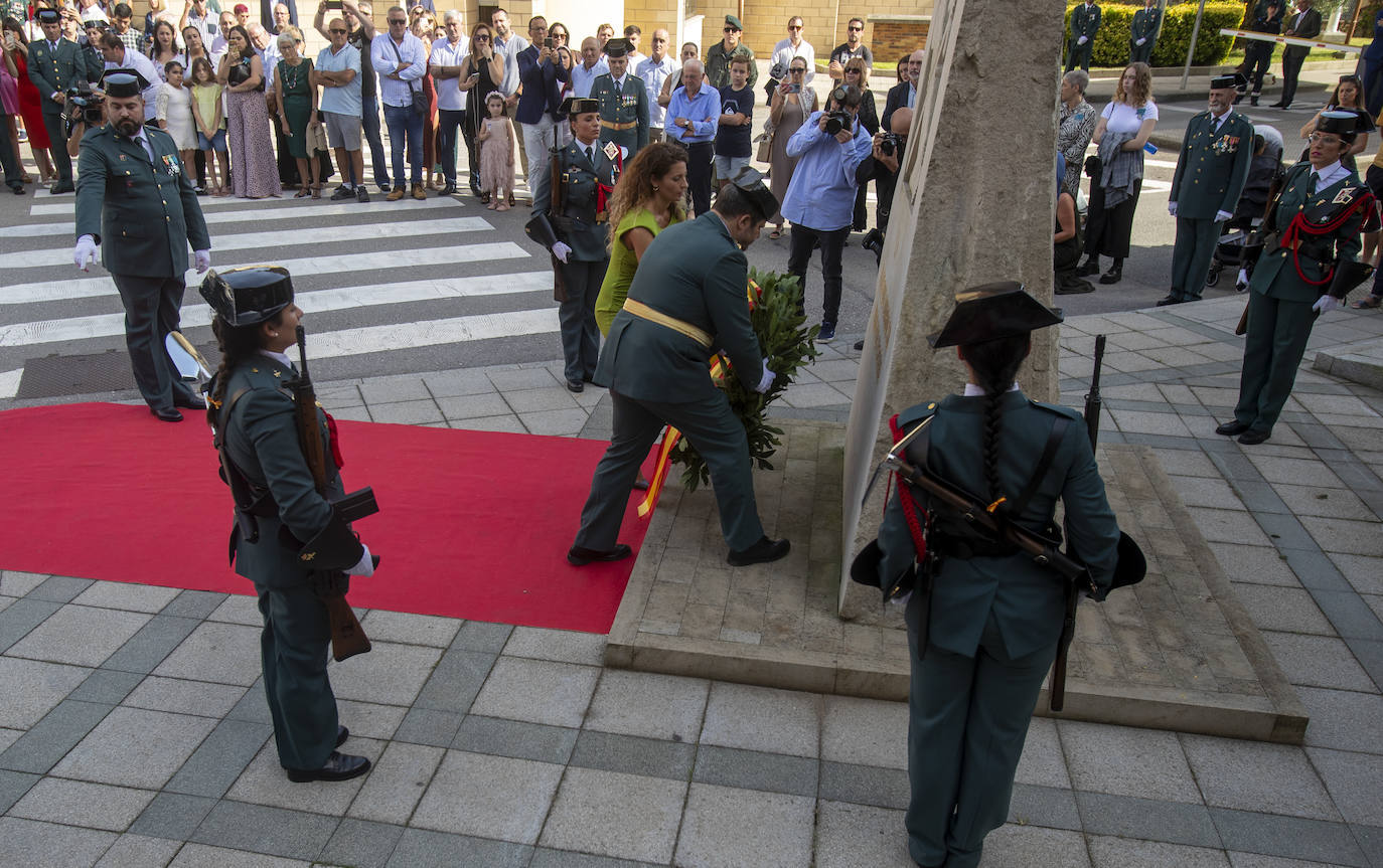 Ofrenda floral llevada a cabo por el coronel jefe de la Guardia Civil en Cantabria, Antonio Orantos, y la delegada del Gobierno, Ainoa Quiñones.