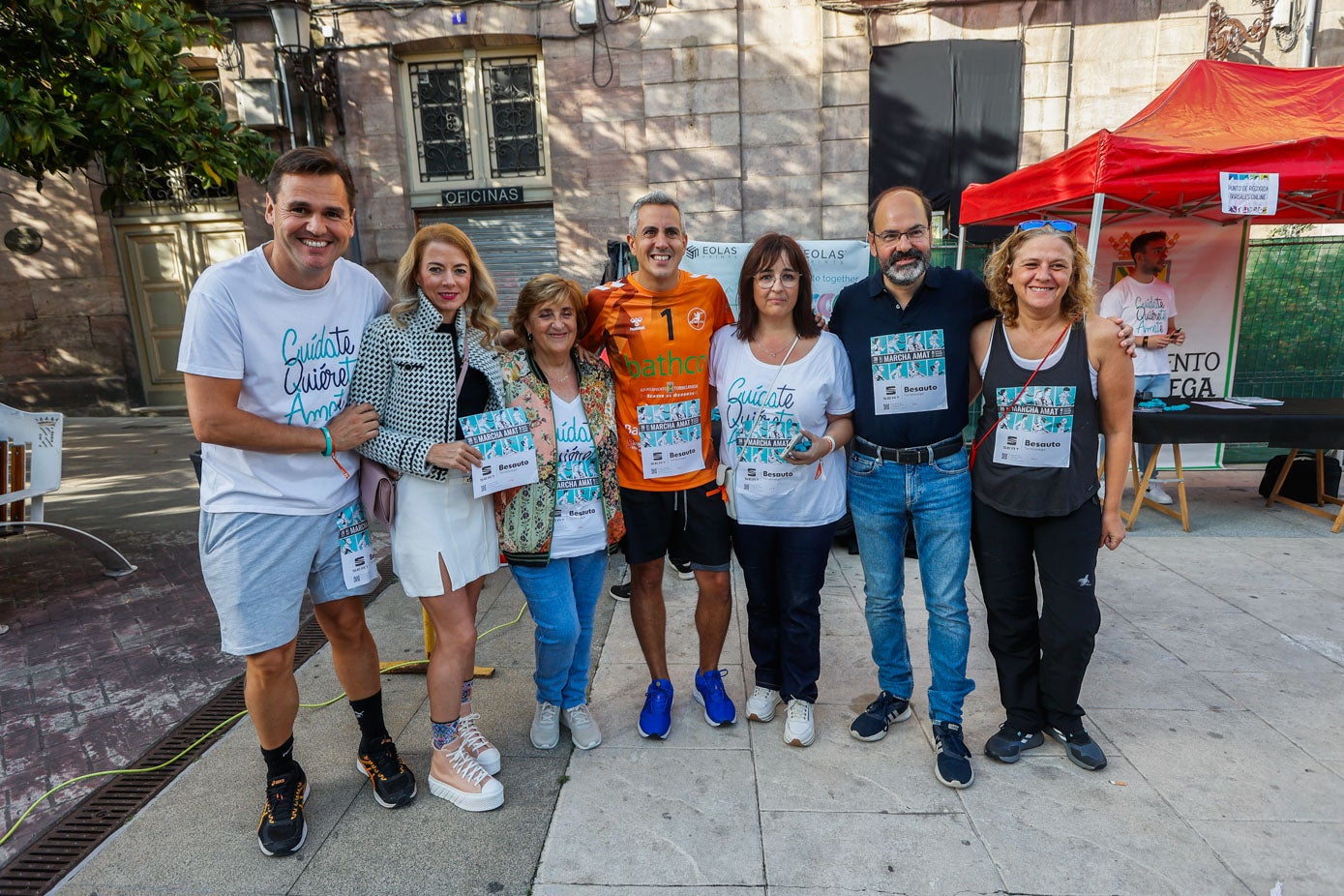 Autoridades públicas y de la organización posan antes de la salida. 