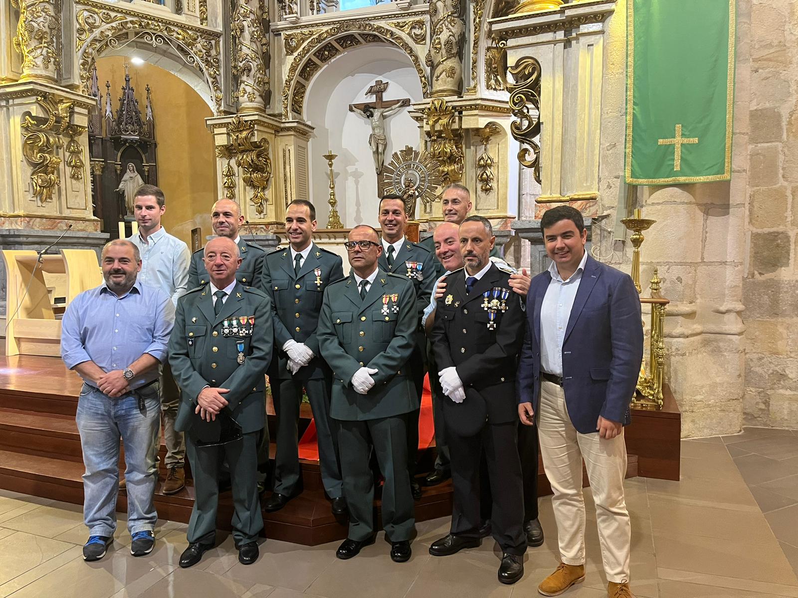 Alcaldes de Limpias, Rasines y el teniente de alcalde de Ampuero con la Guardia Civil de Ampuero.