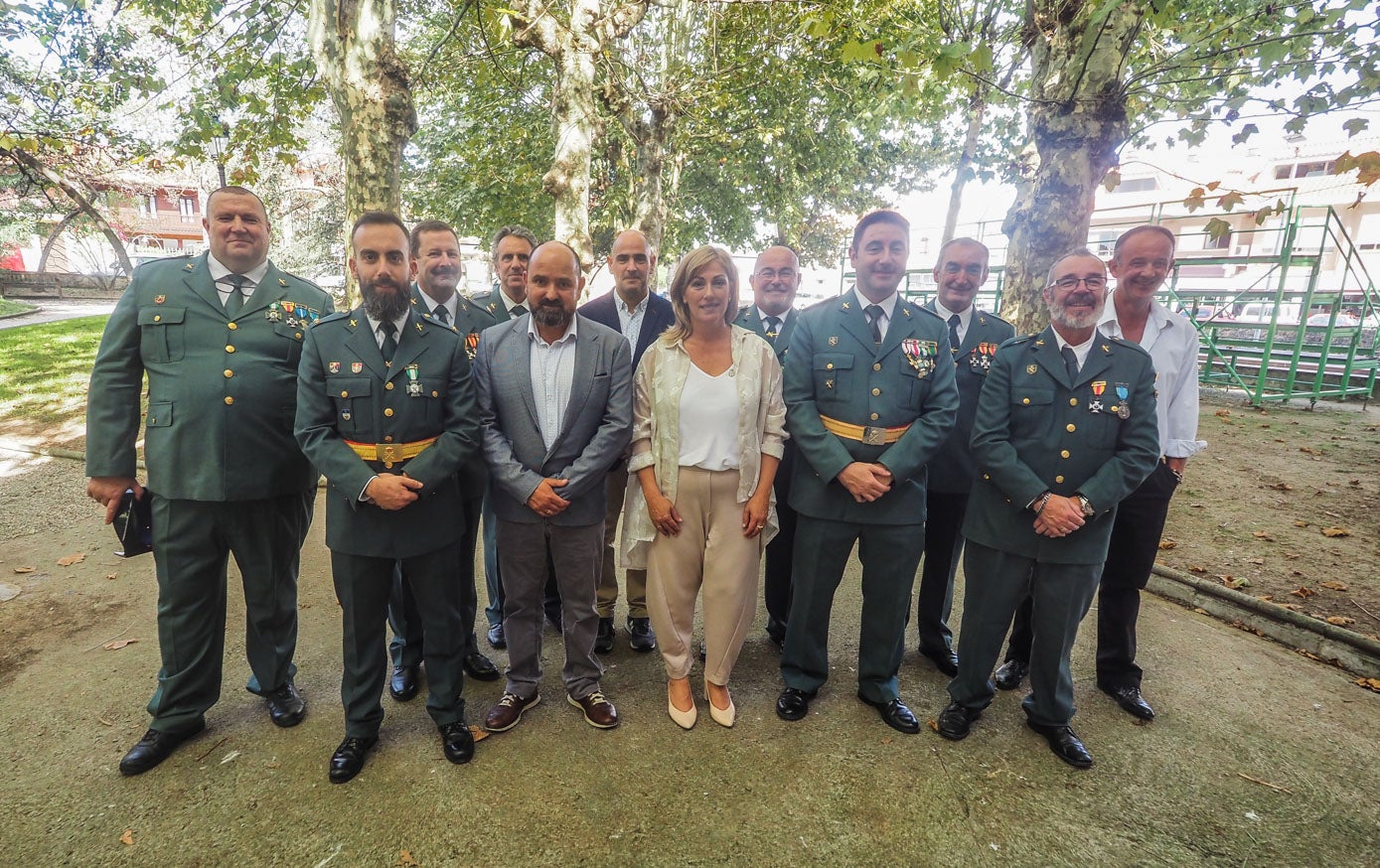 La Guardia Civil en Polanco también celebró la festividad del Pilar. En la imagen, con la alcaldesa Rosa Díaz.